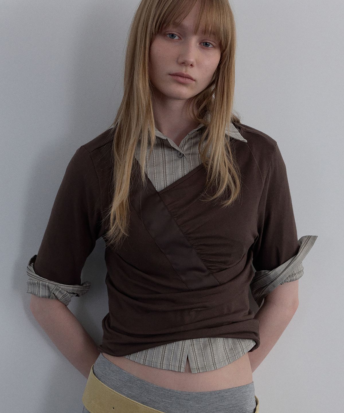우네씬(UUNE SCENE) Shirring V-neck Top_Brown
