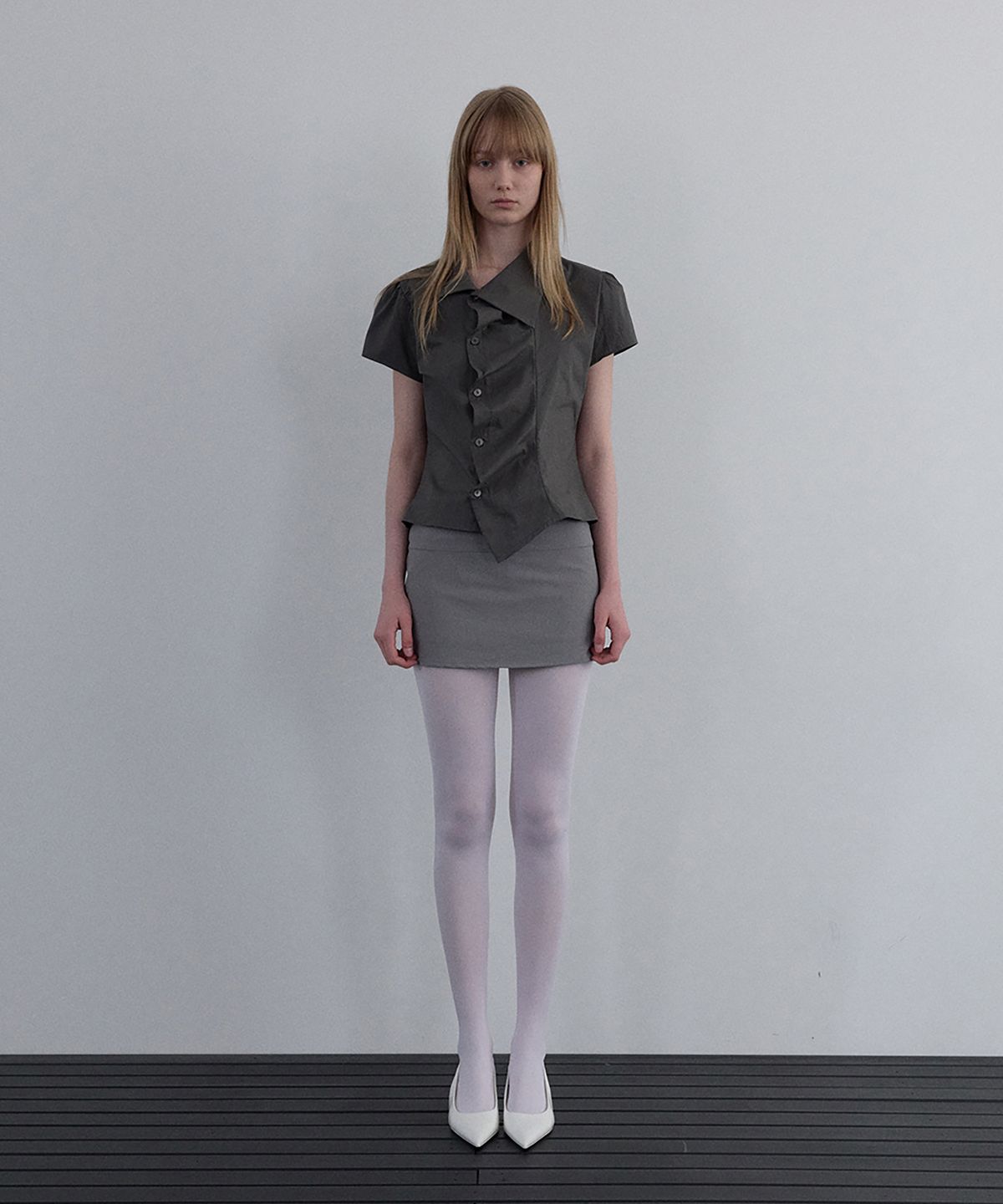 우네씬(UUNE SCENE) Asymmetrical Shirred Blouse_Charcoal
