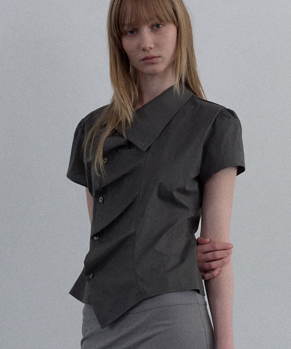 우네씬(UUNE SCENE) Asymmetrical Shirred Blouse_Charcoal