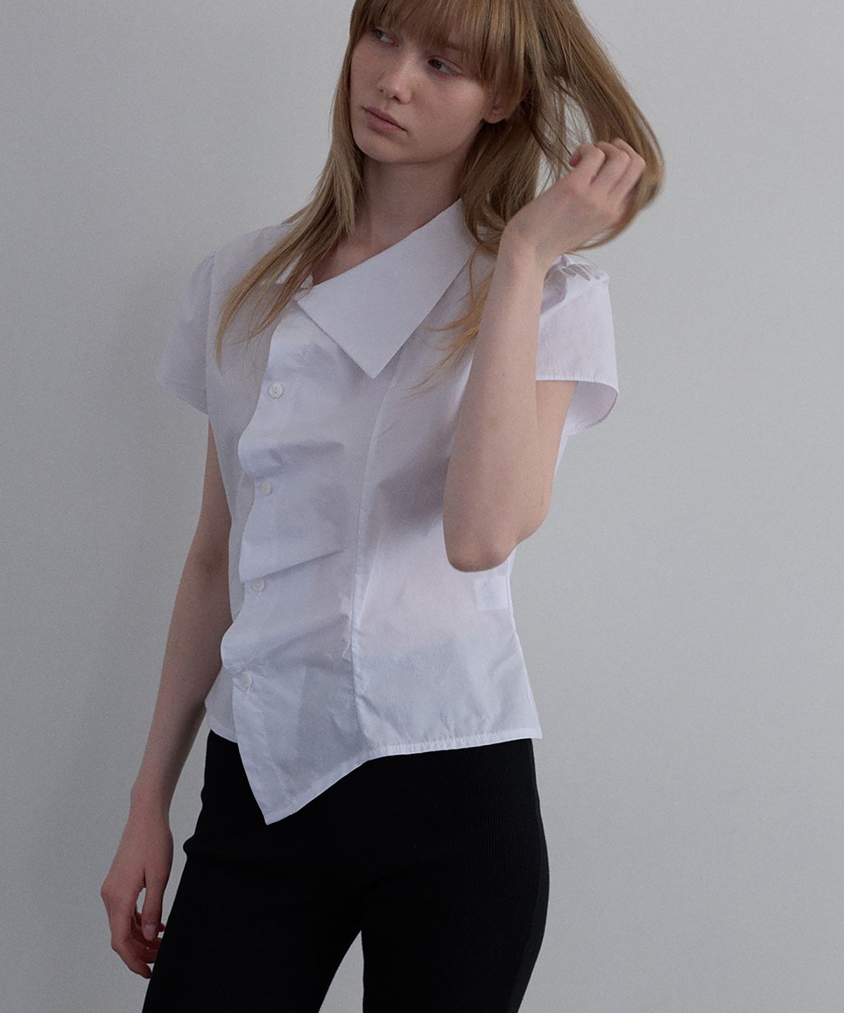 우네씬(UUNE SCENE) Asymmetrical Shirred Blouse_Ivory