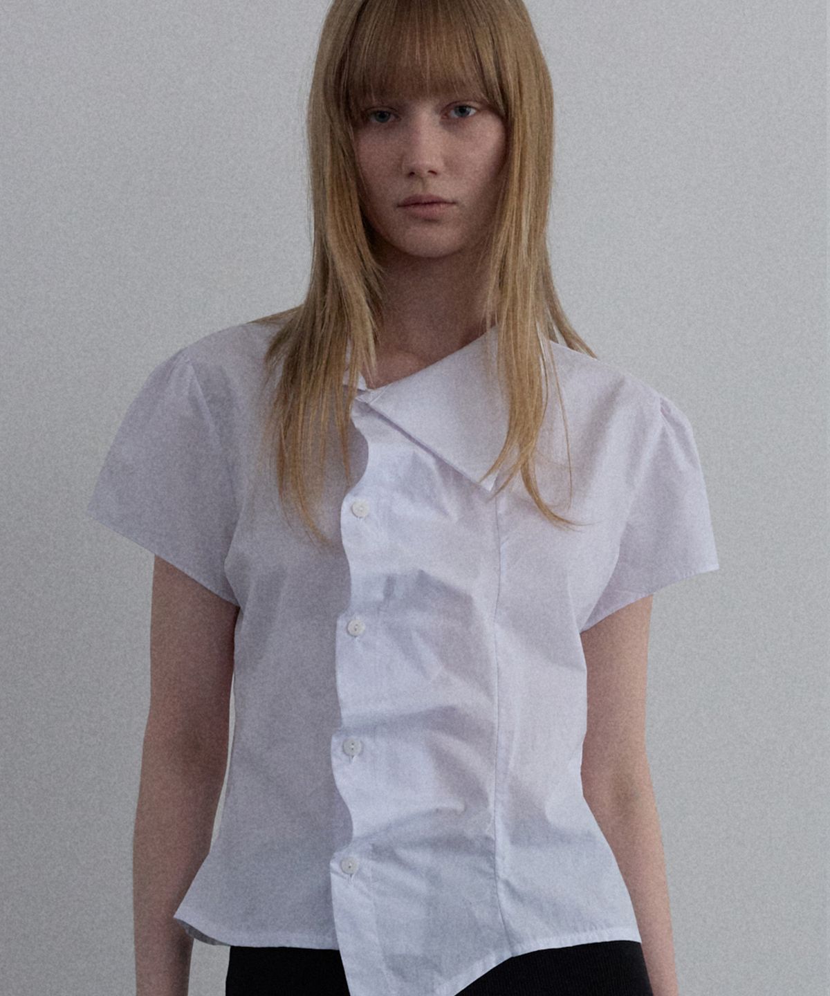 우네씬(UUNE SCENE) Asymmetrical Shirred Blouse_Ivory