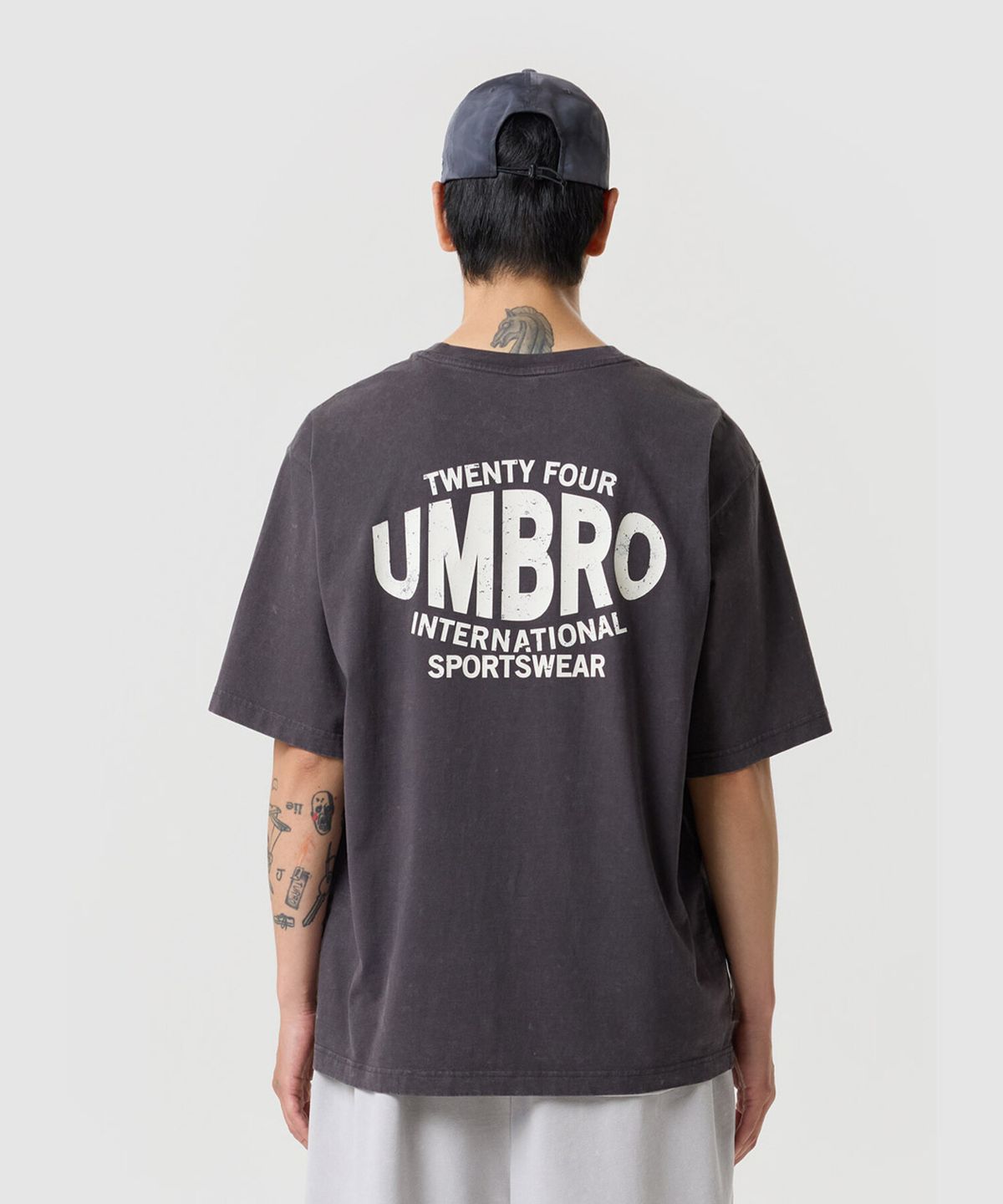 엄브로(UMBRO) 코맷 워시드 반팔 티셔츠 차콜 UR323CRS72