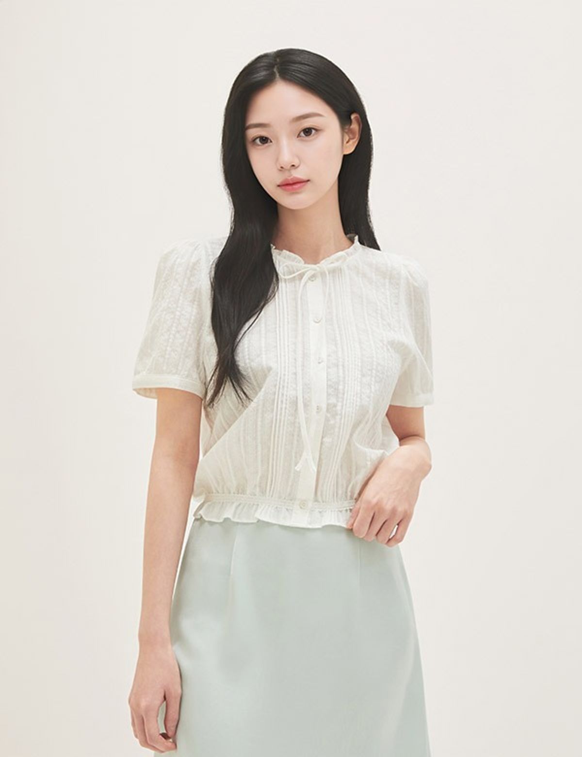 로엠(ROEM) 프릴넥 코튼 블라우스 RMBLG37R18