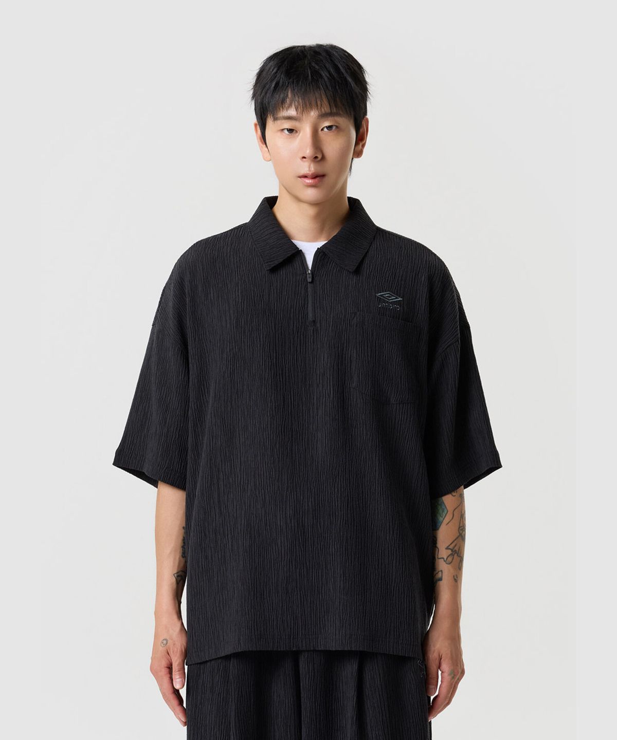 엄브로(UMBRO) 플리츠 카라 반팔 티셔츠 블랙 UR221CWT65
