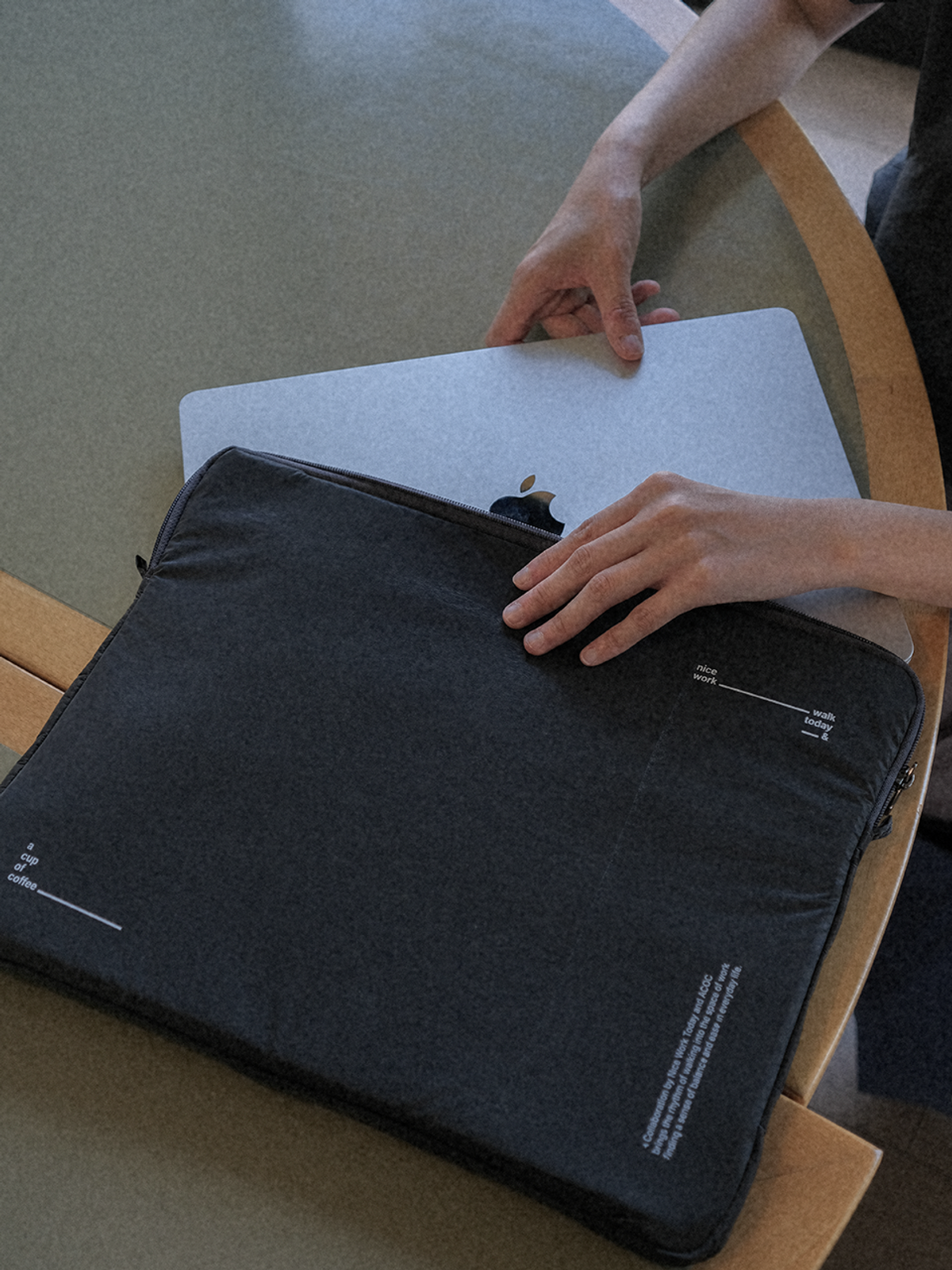 아코크(ACOC) Nice Walk Today Laptop Pouch_Charcoal