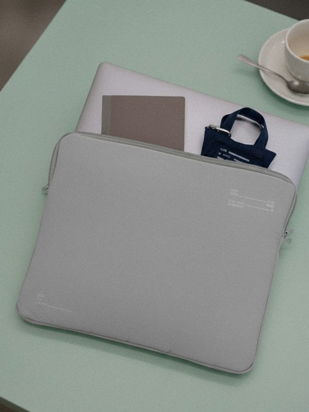 아코크(ACOC) Nice Walk Today Laptop Pouch_Light Gray