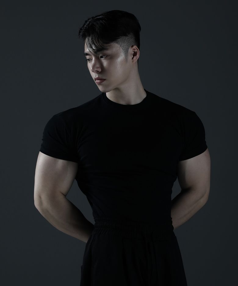 노블 쉐도우 로고 반팔 [블랙]