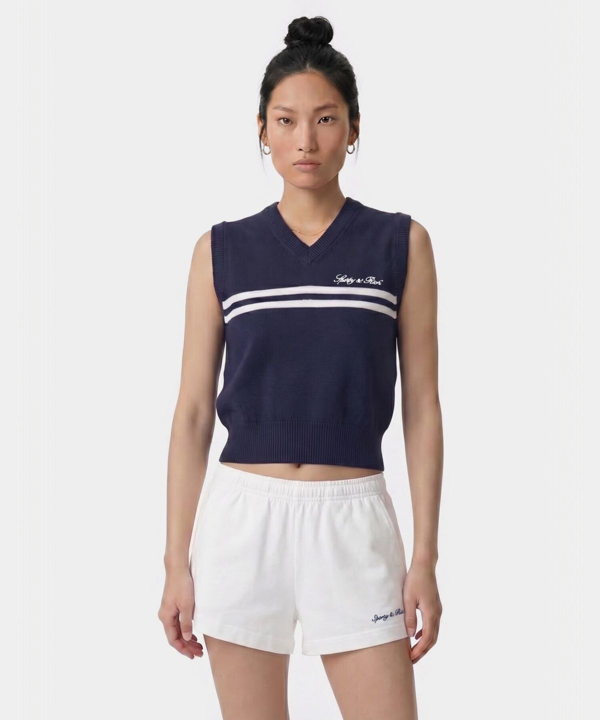 스포티앤리치(SPORTY&RICH) 시그니쳐 로고 니트 베스트 - 네이비 R265AWV001