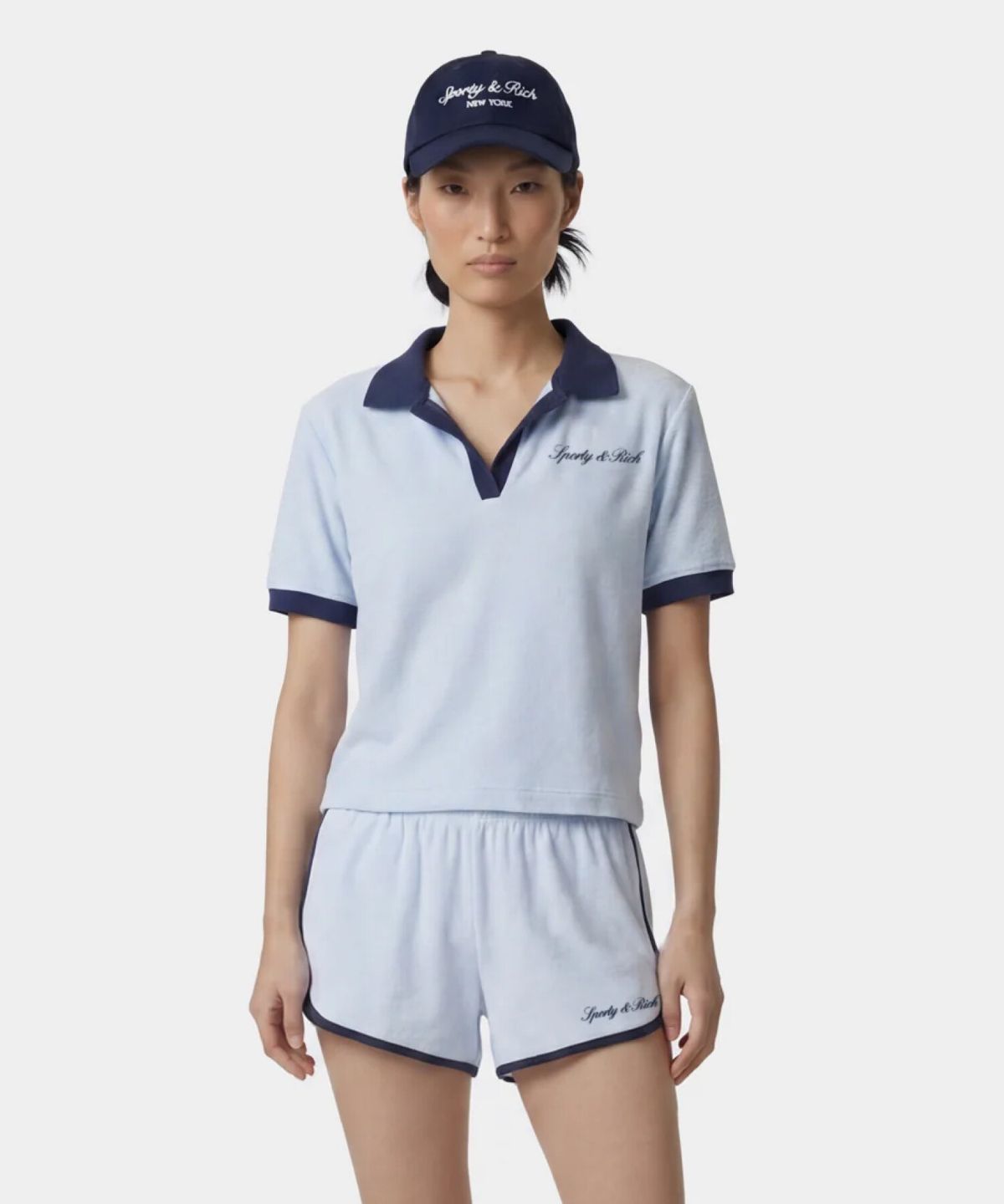 스포티앤리치(SPORTY&RICH) 시그니쳐 로고 테리 폴로 - 시엘 R265AW2007
