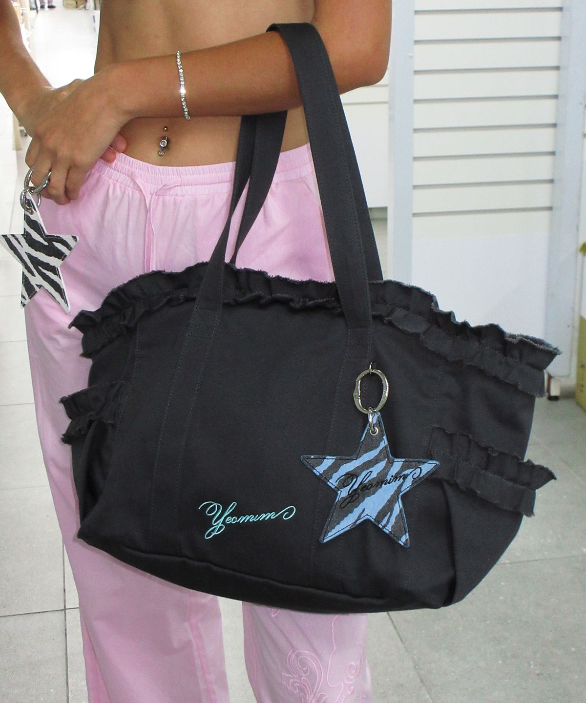 여밈(YEOMIM) camp frill bag (charcoal)