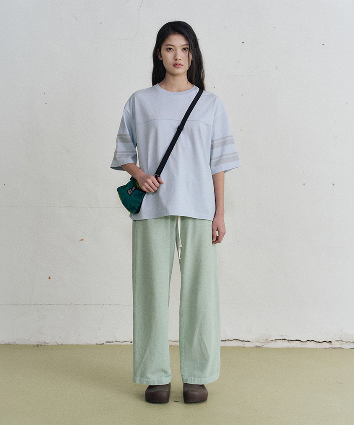 모노크롬(MONOCHROME) bark loose fit t-shirt (2color)