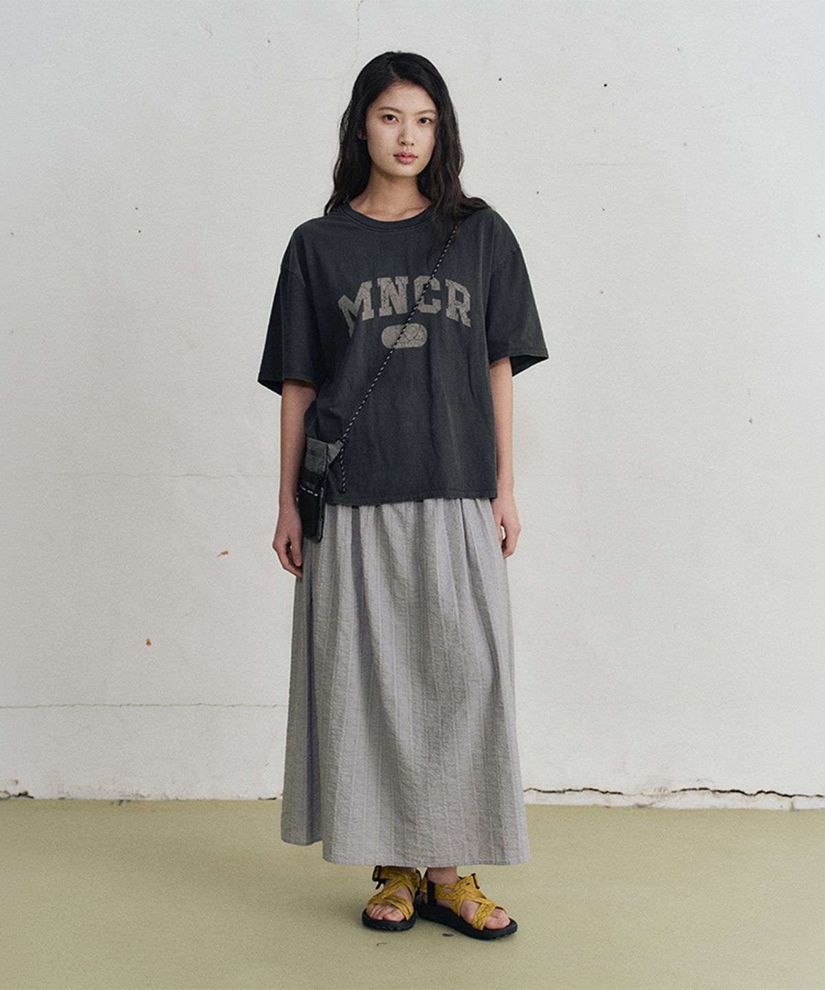 모노크롬(MONOCHROME) siro slit t-shirt (2color)