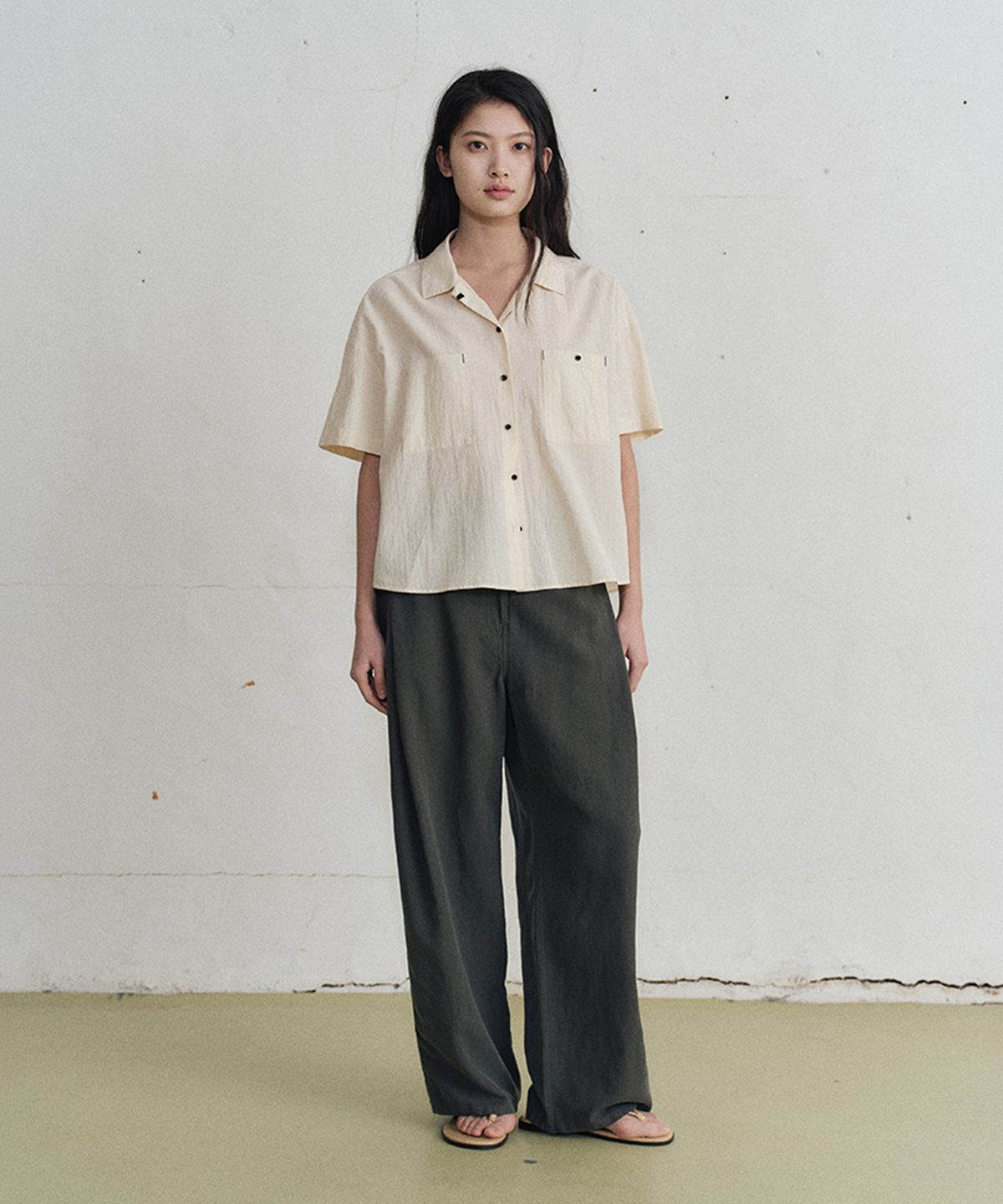 모노크롬(MONOCHROME) yona button half shirt (2color)