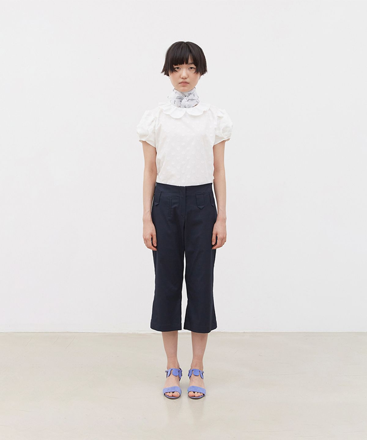 코스모스(COSMOSS) TAB CAPRI PANTS (NAVY)