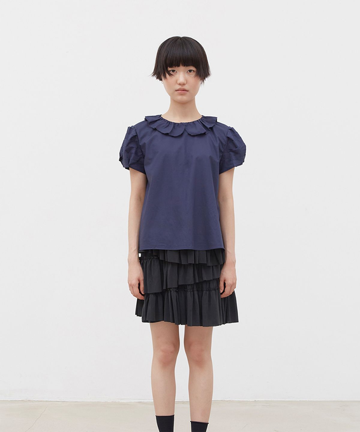 코스모스(COSMOSS) FRILL TUCK BLOUSE (NAVY)