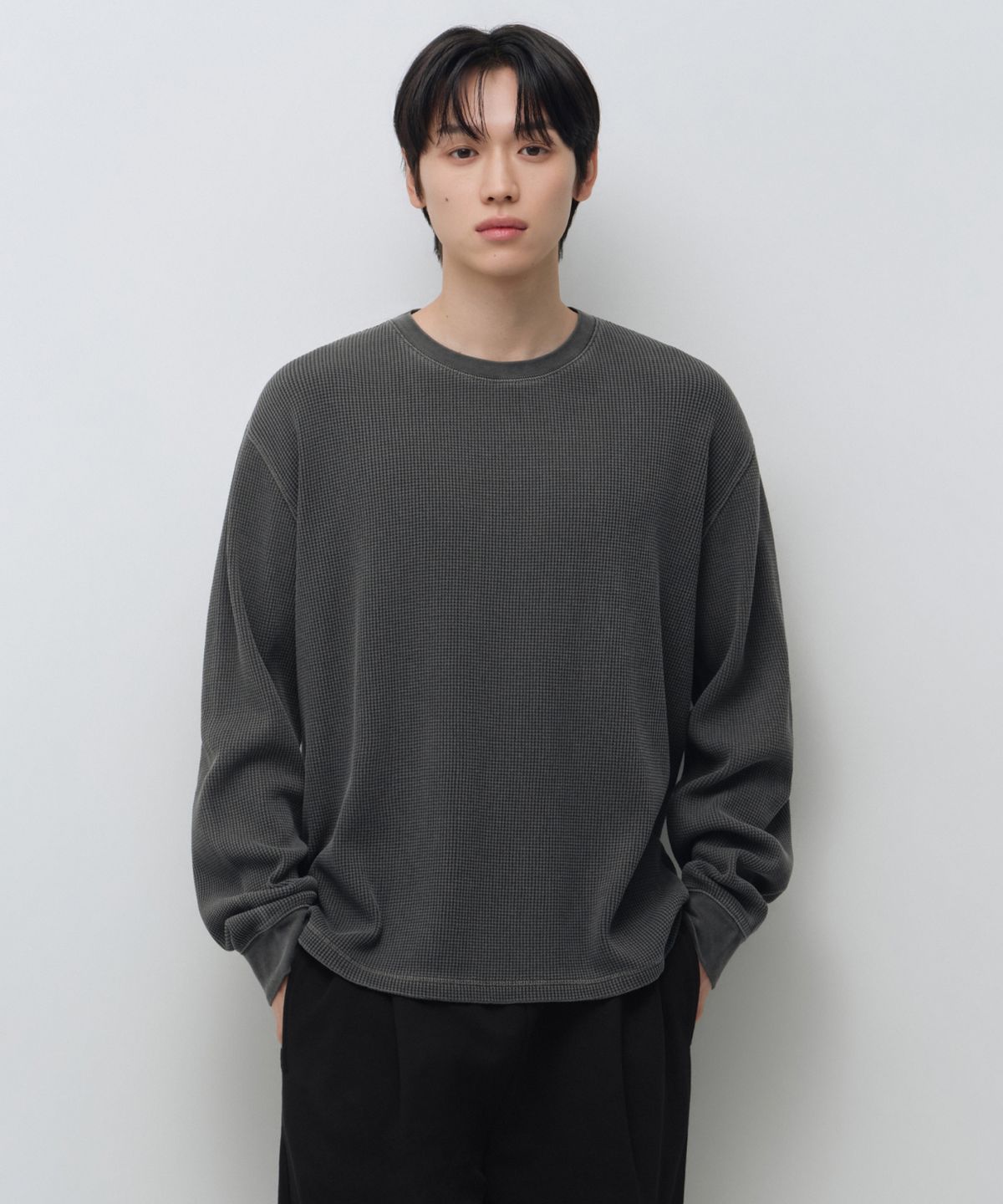 무신사 스탠다드(MUSINSA STANDARD) 피그먼트 와플 긴소매 티셔츠 [차콜 그레이]
