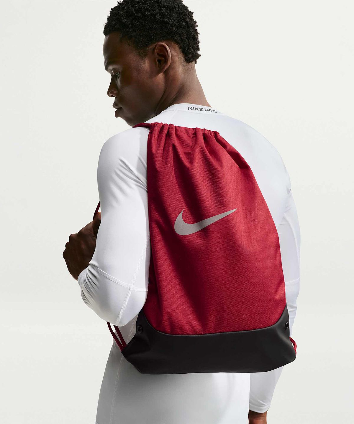 나이키(NIKE) 브라질리아 드로스트링 백(18L) - 터프 레드:블랙:리플렉트 실버 / IB4409-608