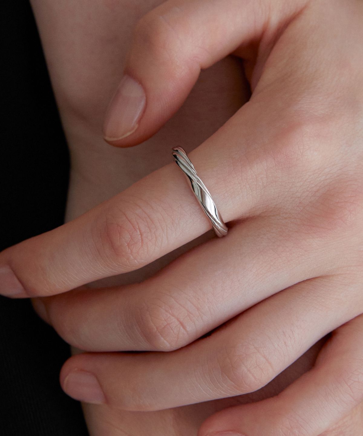 바이이에르(BYHYERES) [925 silver] Twist cutout ring (White) BH7R59769W9