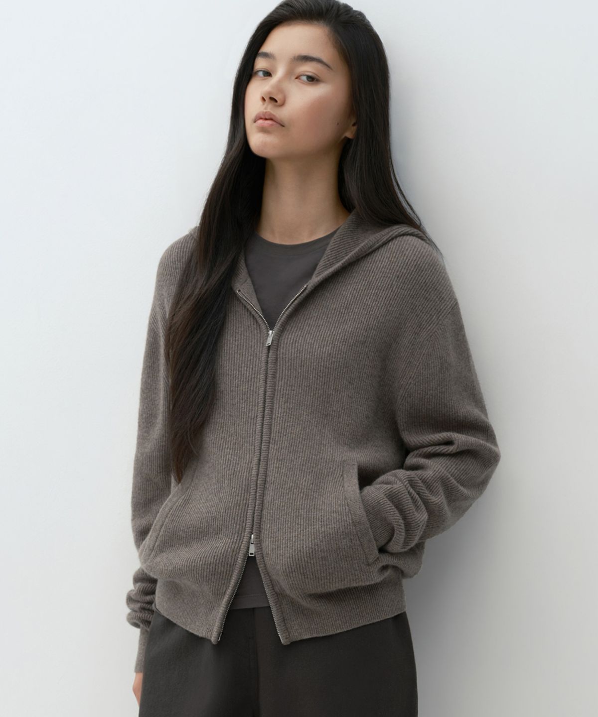 무신사 스탠다드 우먼(MUSINSA STANDARD WOMAN) [빅토리아 울] 우먼즈 미니멀 리브드 후디드 니트 집업 [토프]