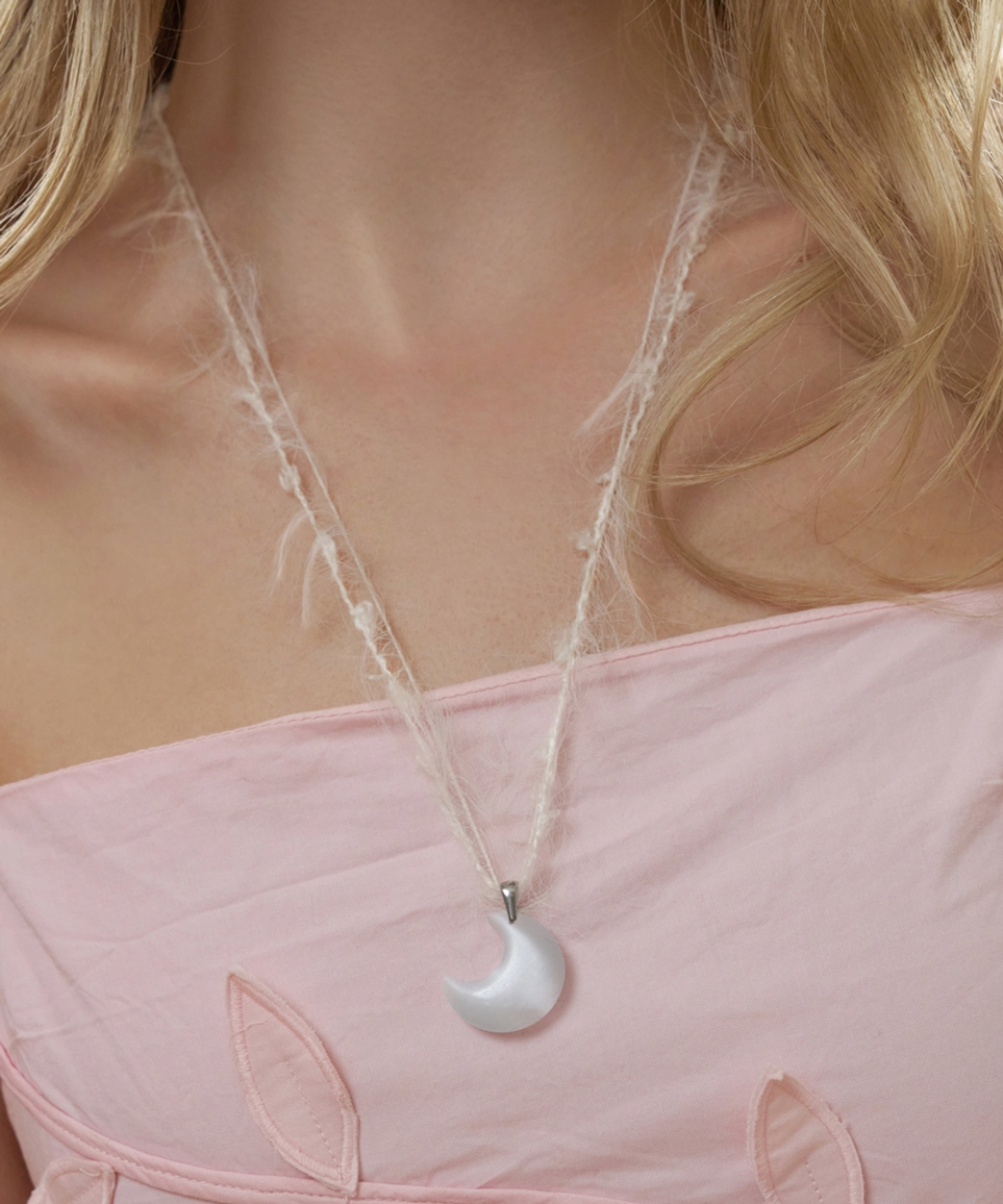 판타스틱 플래닛(FANTASTIC PLANET) white moon soft string necklace