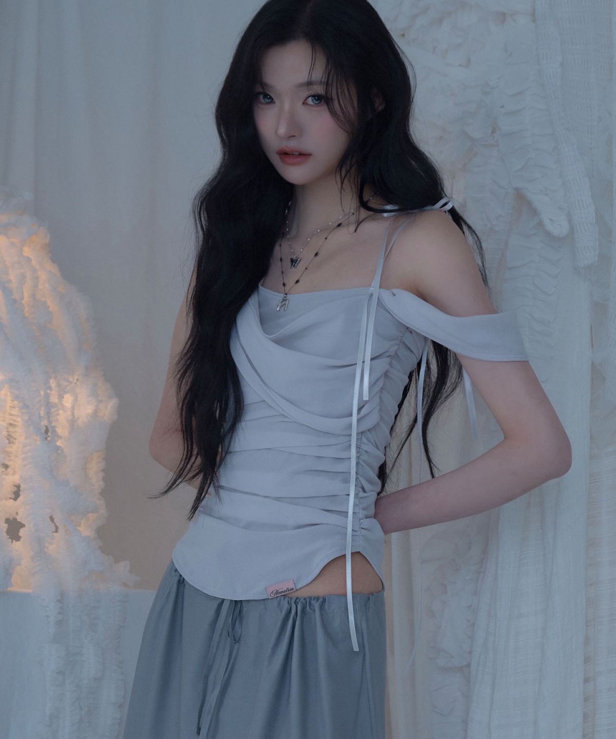 뉴얼린(NEWALRIN) Glow Chiffon Shirred Sleeveless Blouse Light Gray