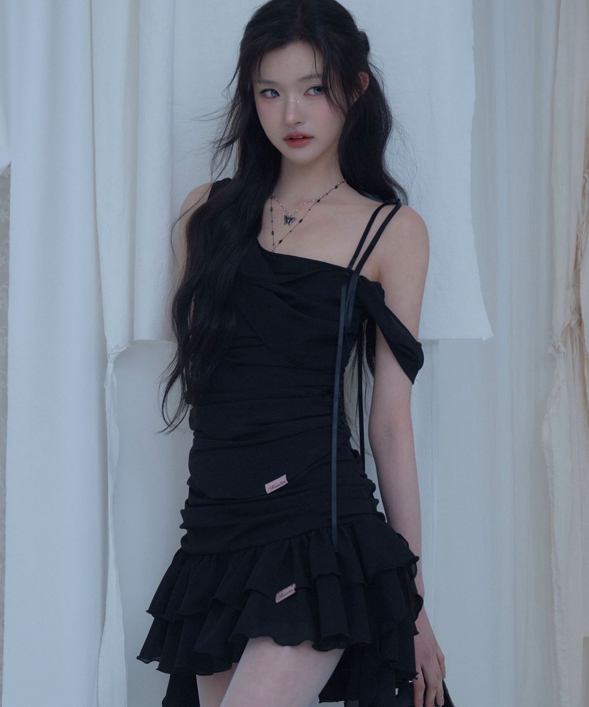 뉴얼린(NEWALRIN) Glow Chiffon Shirred Sleeveless Blouse Black