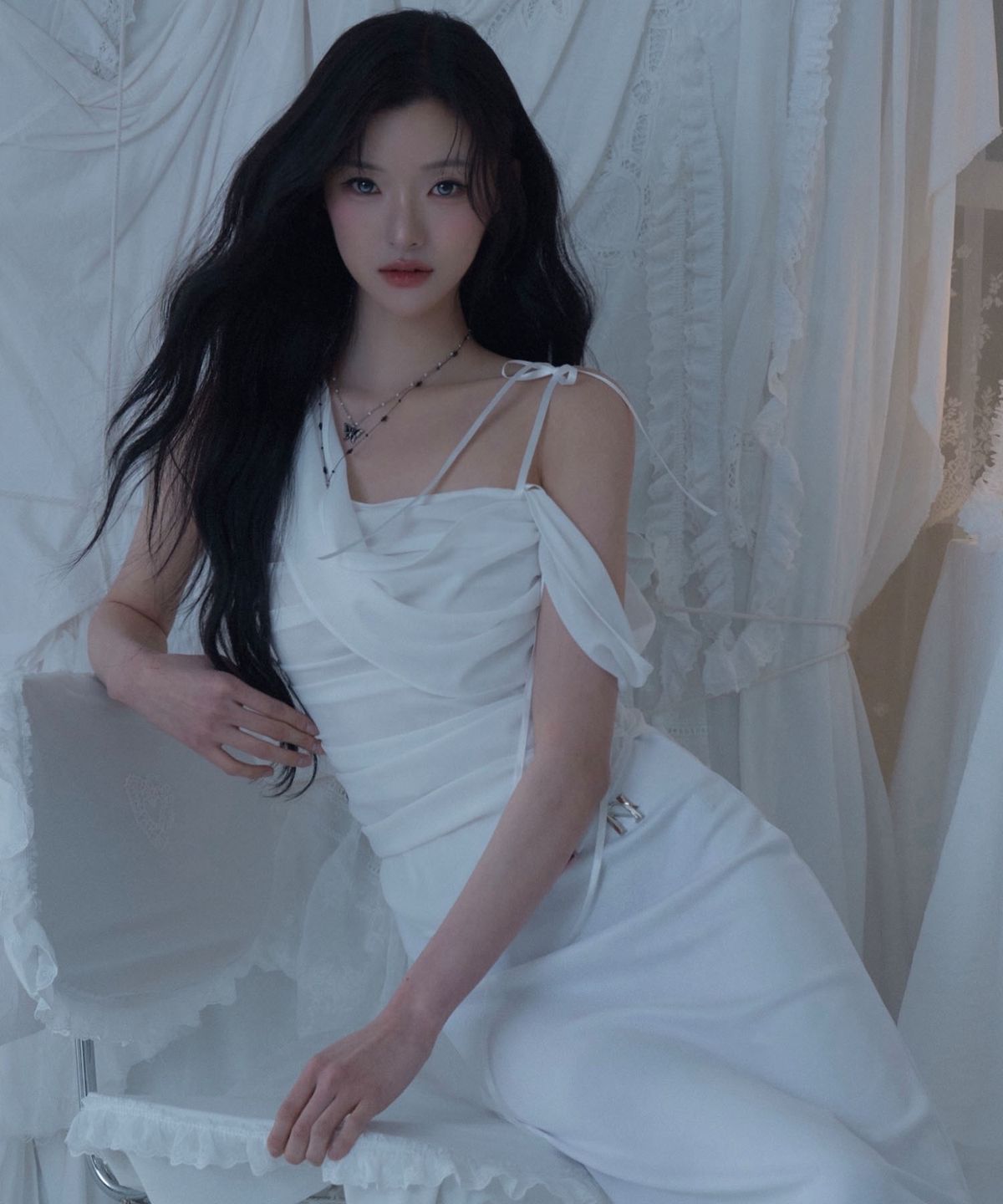 뉴얼린(NEWALRIN) Glow Chiffon Shirred Sleeveless Blouse White