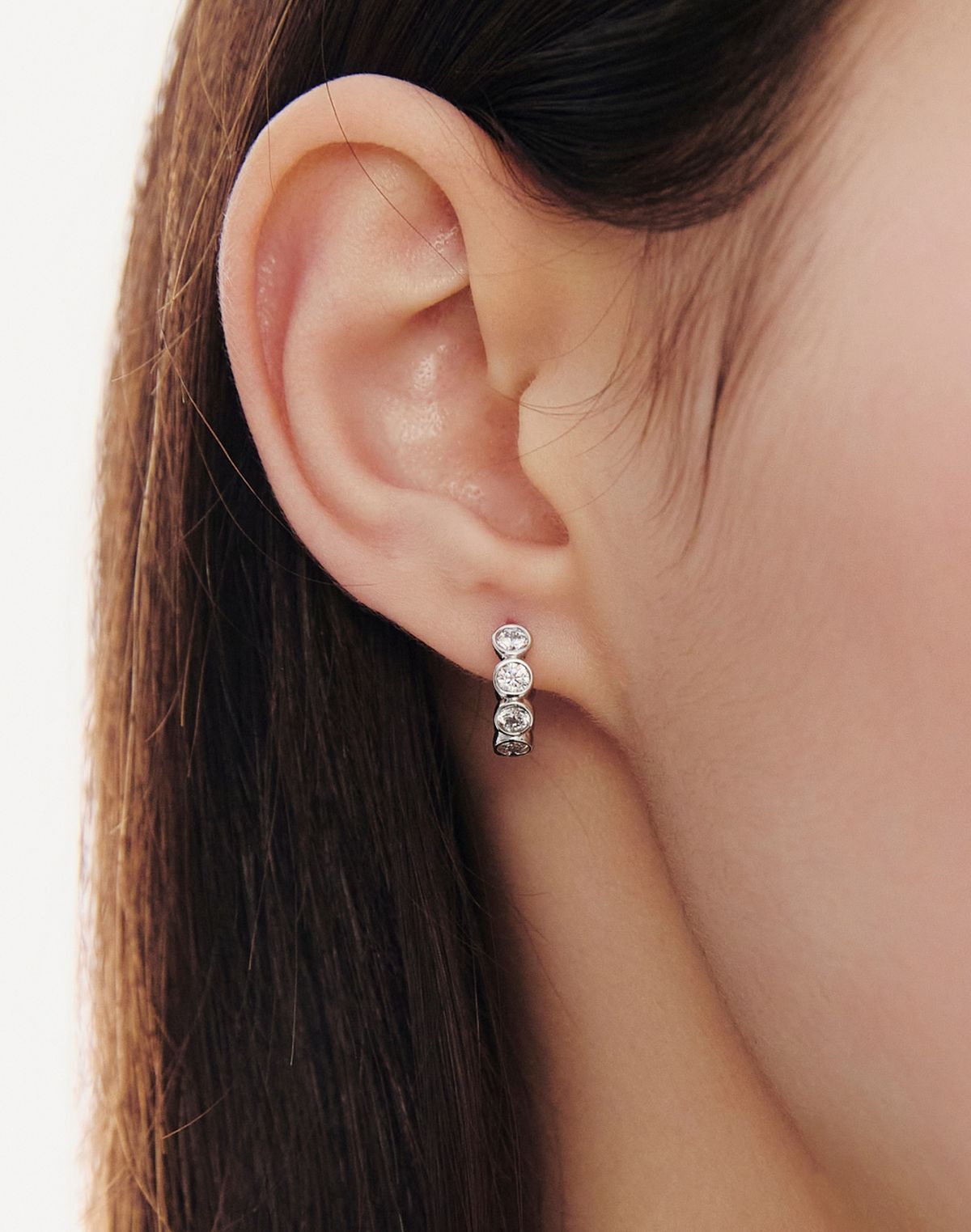 이에르로르(HYERES LOR) 에센스 (W) 라운드 베젤 테니스 원터치 귀걸이 S HL4E66462WBXXX