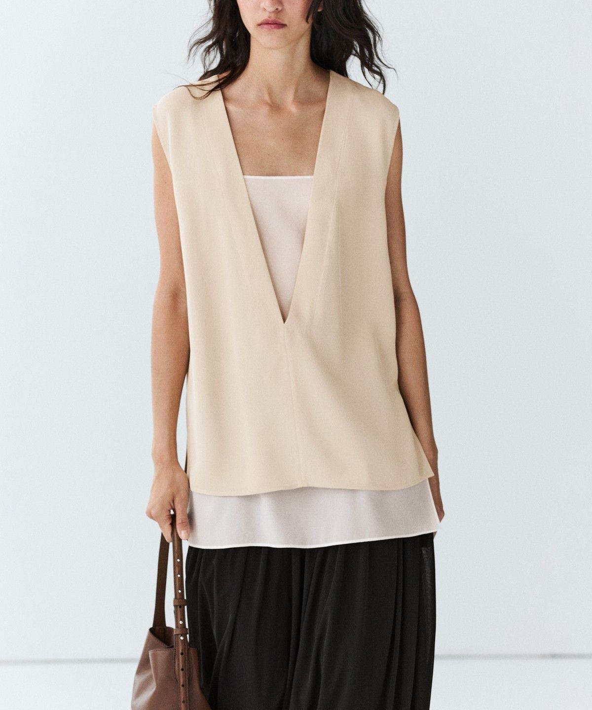 마시모두띠(MASSIMO DUTTI) 배색 디테일 플루이드 더블 레이어 톱