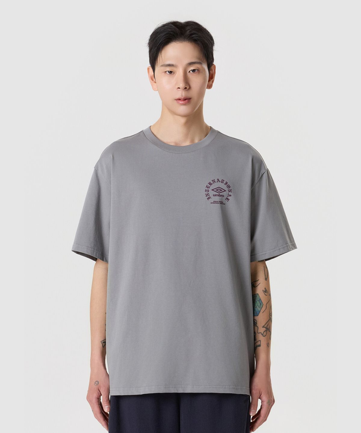 엄브로(UMBRO) 90 아치 레터링 쿨피마 그래픽 반팔 티셔츠 그레이 UR321CRS76