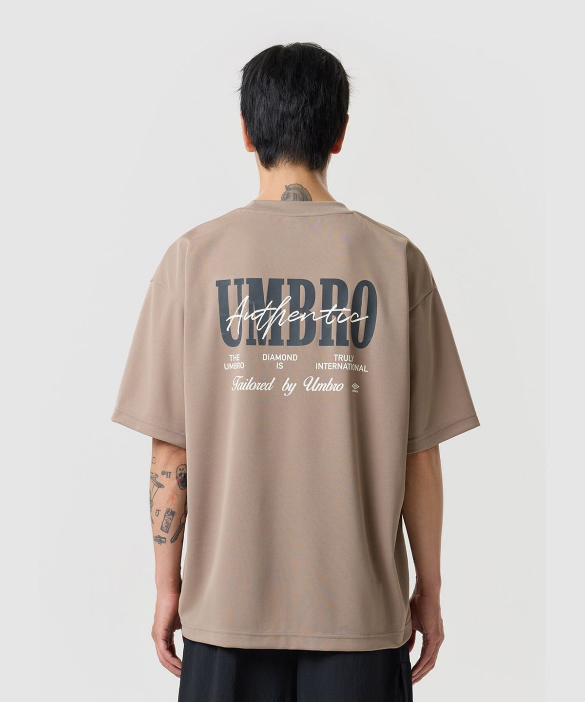 엄브로(UMBRO) [COOLING] 쿨피케 그래픽 반팔 티셔츠 카멜 UR321CRS77