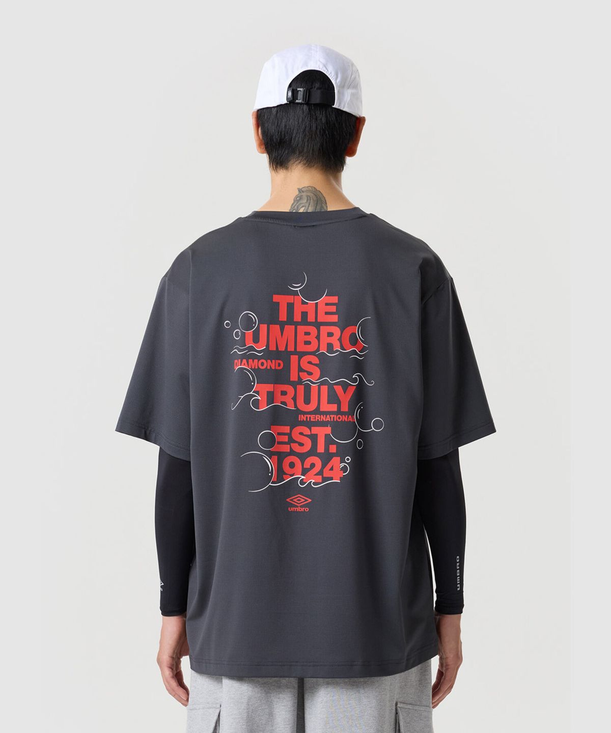 엄브로(UMBRO) [COOLING] 쿨 메쉬 그래픽 반팔 티셔츠 차콜 UR321CRS78