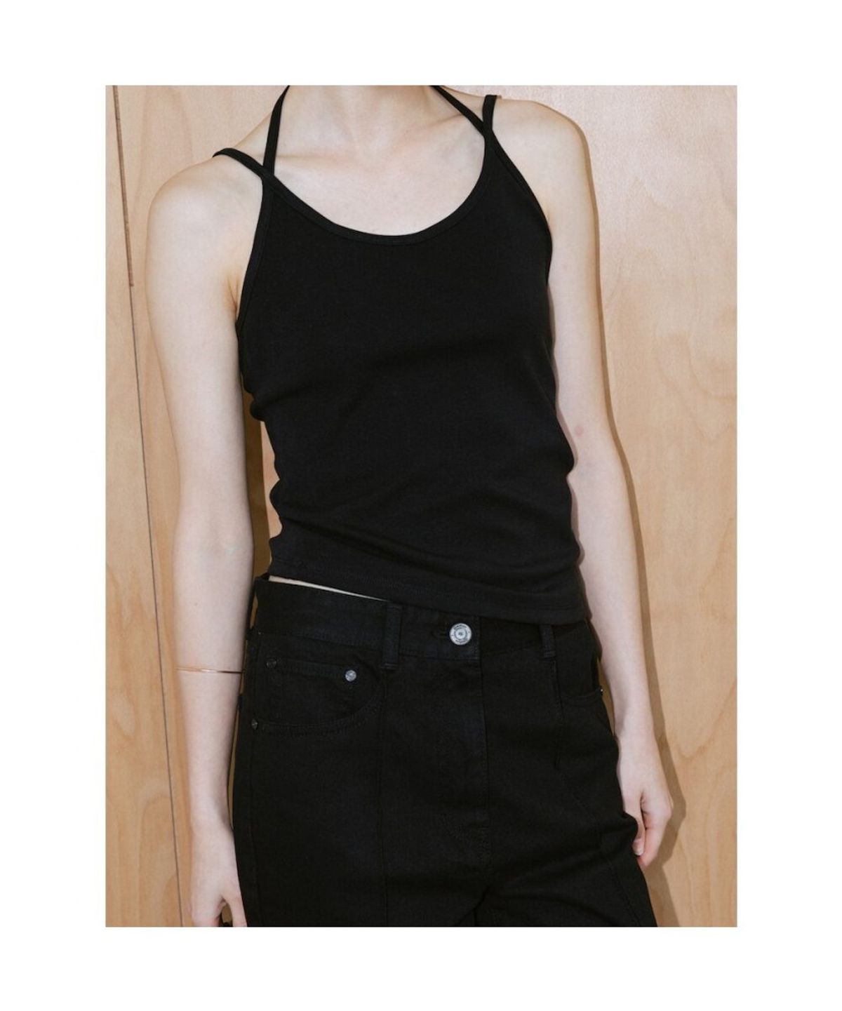 디애퍼처(THE APERTURE) Ava Slveeless Top  Black (TA6442A075)