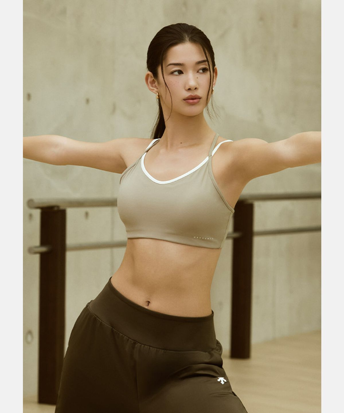 데상트(DESCENTE) 여성 BREEZESKIN 숏 브라탑 브라운 SR322PBR71