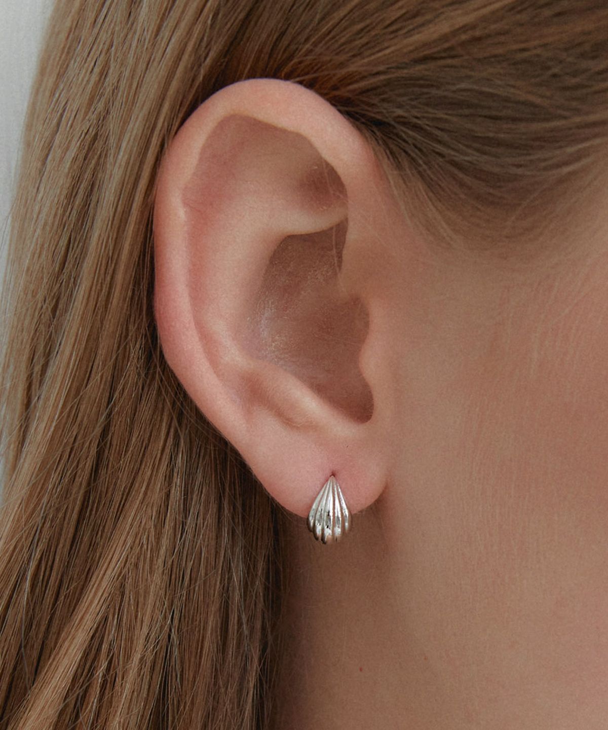바이이에르(BYHYERES) [925 silver] Echo shell ripple earrings (White) BH7E5B800W9XXX