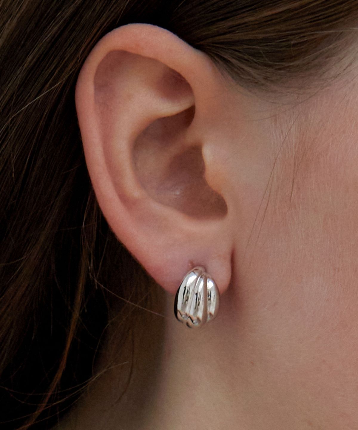 바이이에르(BYHYERES) Echo shell earrings M (White) BH7E56744WBXXX