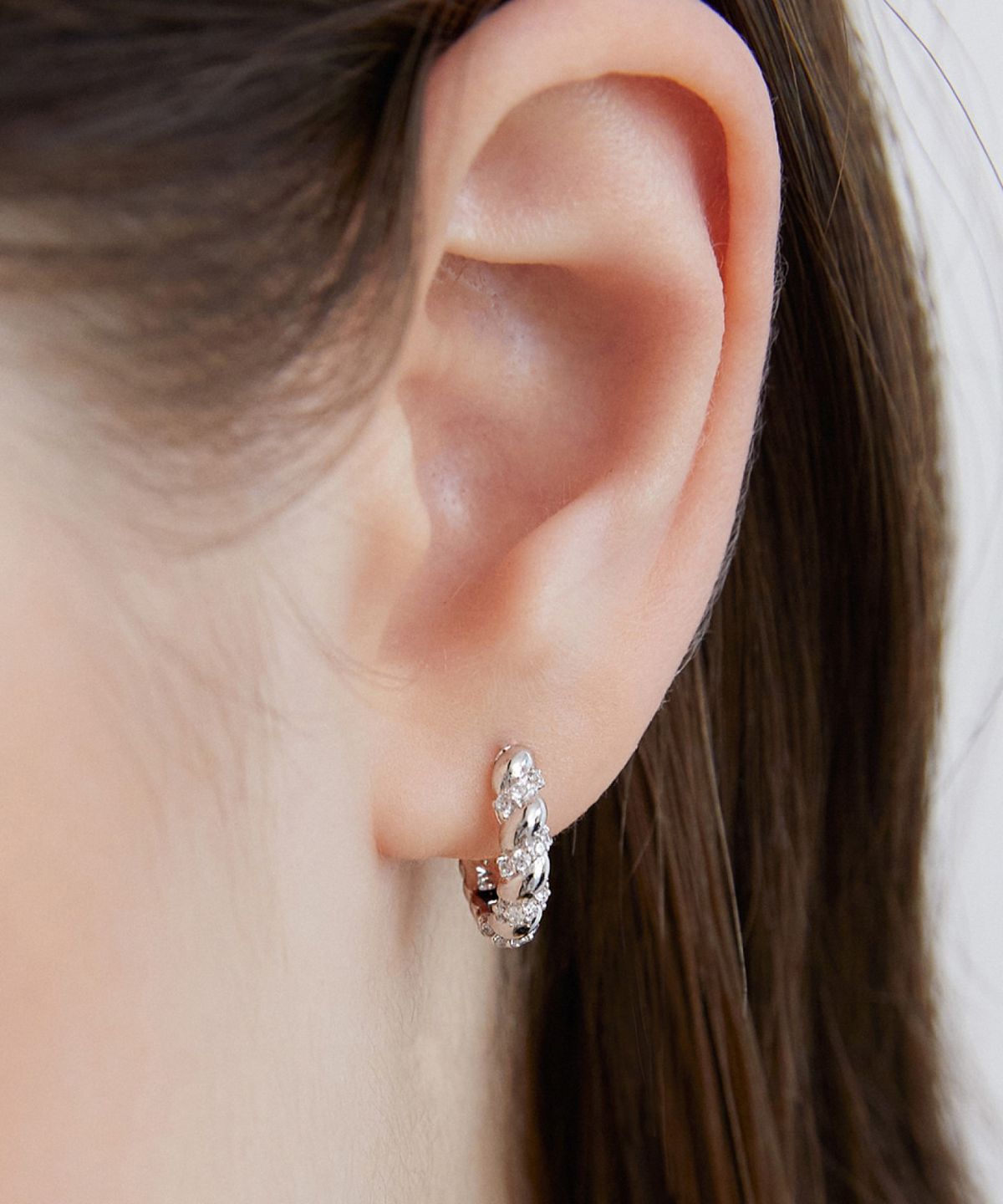 바이이에르(BYHYERES) [925 silver] Twist stone earrings (White) BH7E52713W9XXX