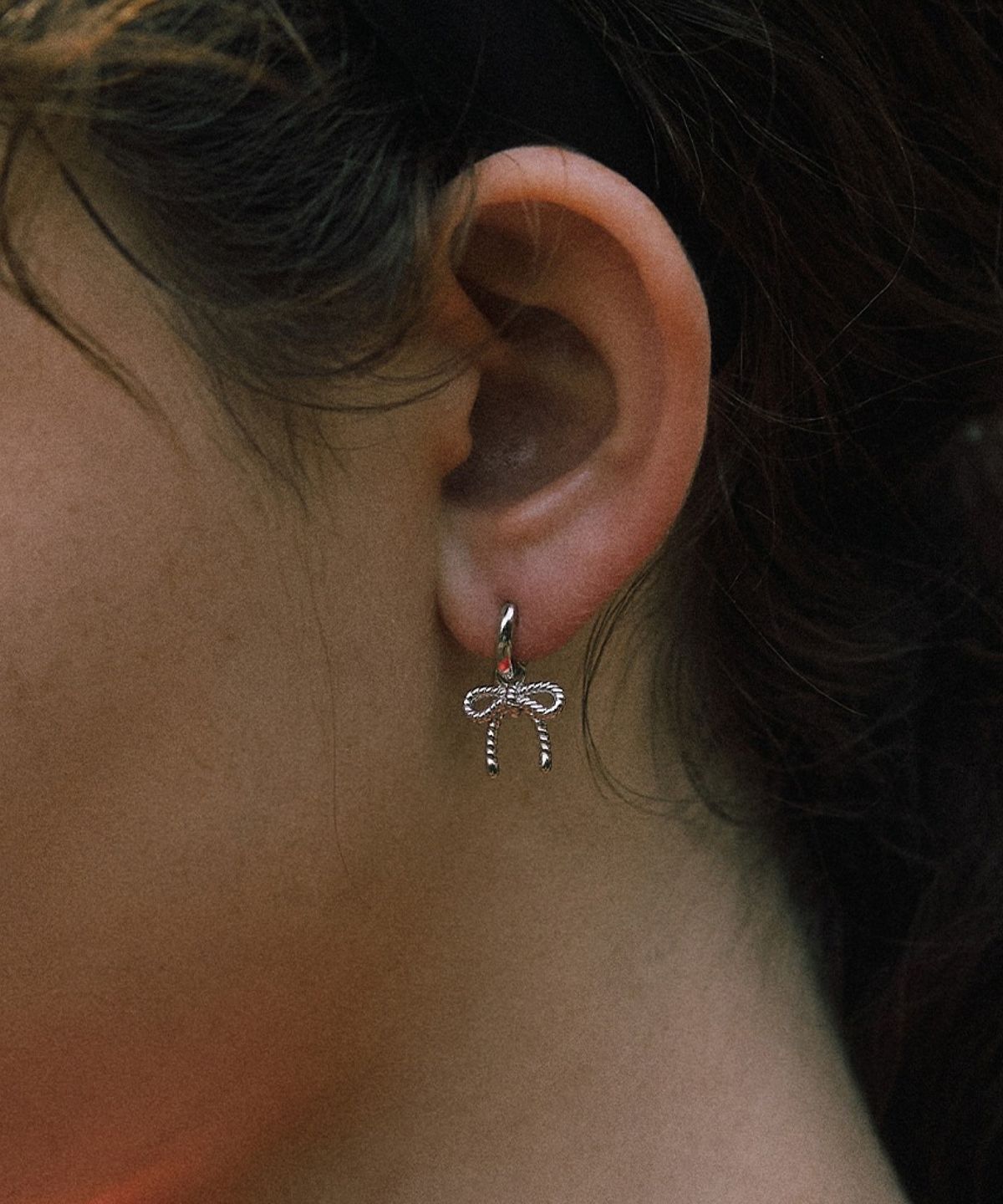 바이이에르(BYHYERES) [925 silver] Ribbon twist one touch earrings (White) BH6E39653W9XXX