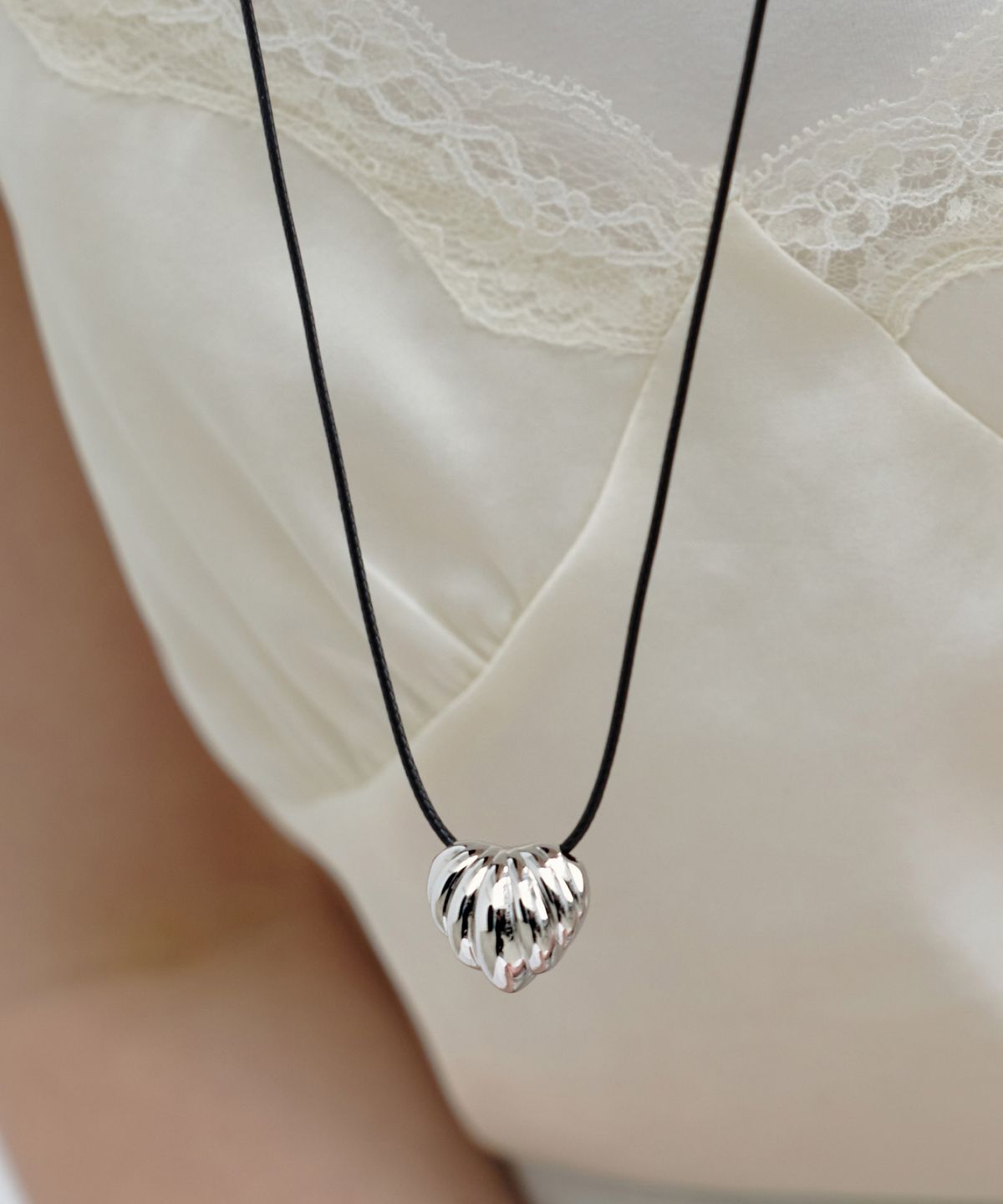 바이이에르(BYHYERES) 하트 쉘 스트링 목걸이 (White) BH7N64740WB800