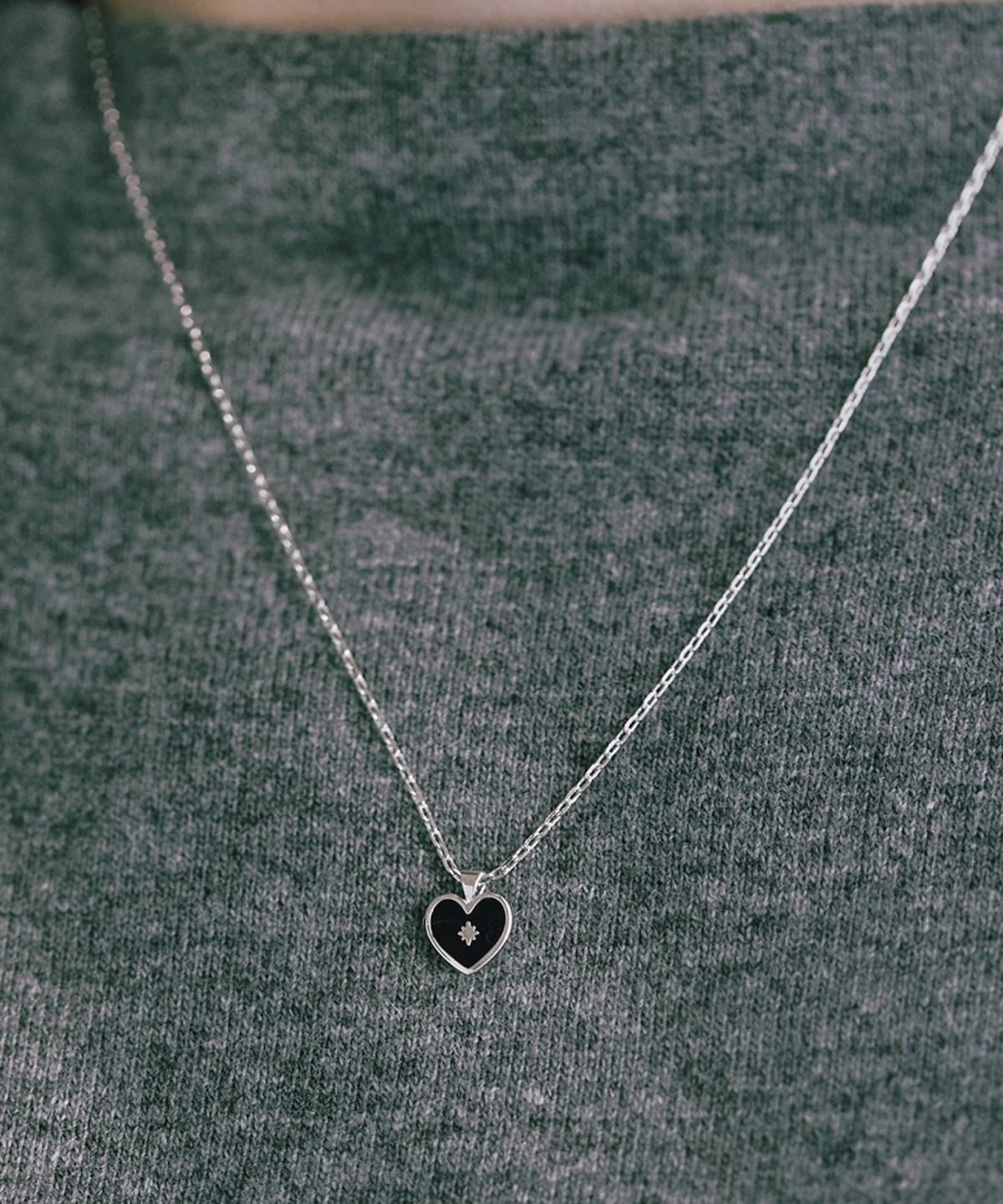 바이이에르(BYHYERES) Heart spade enamel necklace black (White) BH6N36638WB450