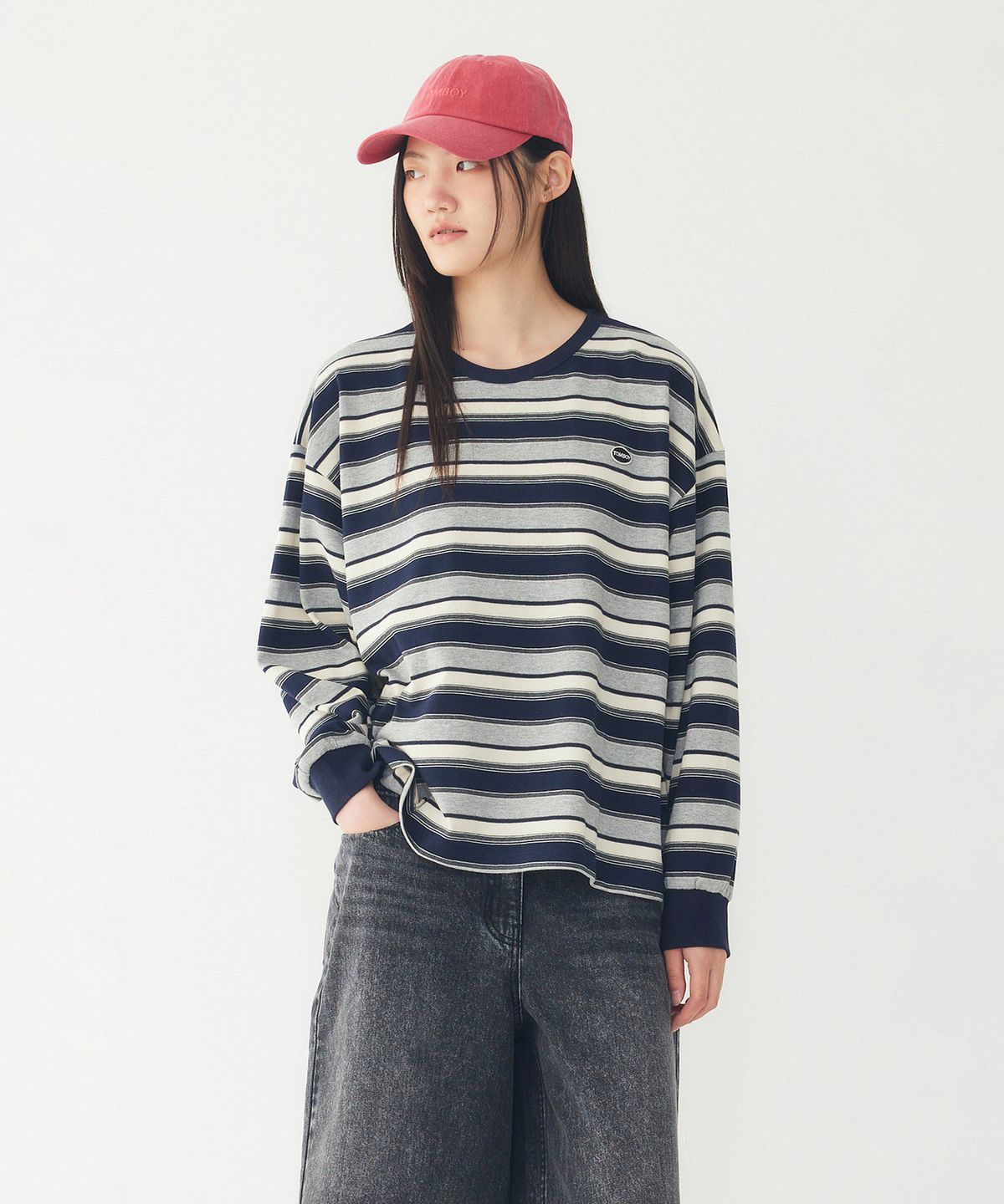 스튜디오 톰보이(STUDIO TOMBOY) 미니 로고 와펜 스트라이프 긴팔 티셔츠 _다크 네이비_9176322982