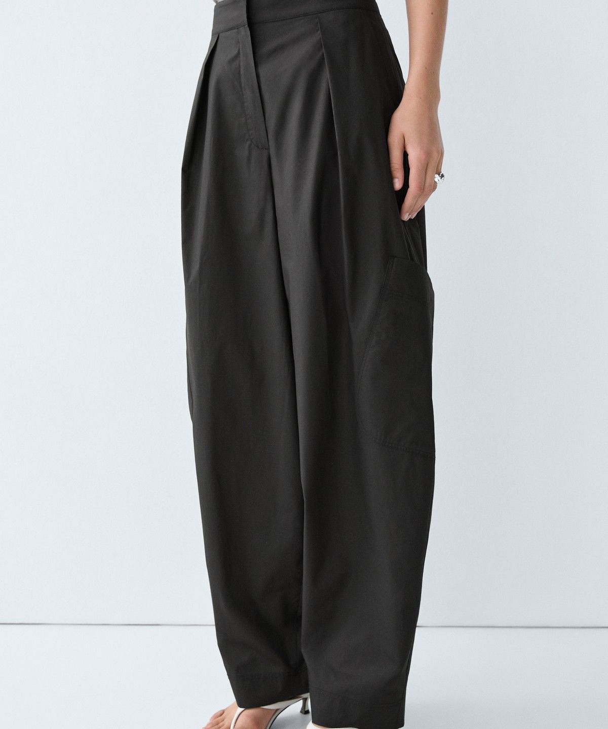 마시모두띠(MASSIMO DUTTI) 카고 스타일 배럴핏 팬츠