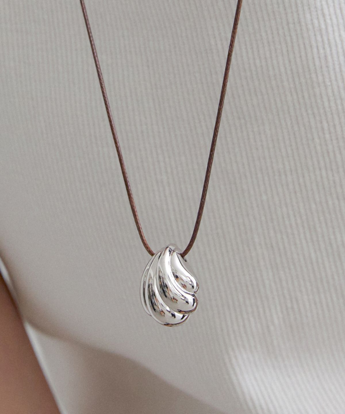 바이이에르(BYHYERES) Echo shell string necklace (White) BH7N59772WB800