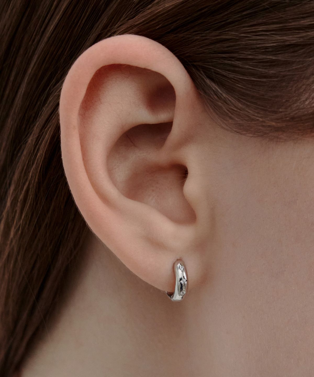 바이이에르(BYHYERES) [925 silver] Star stone point earrings (White) BH7E59775W9XXX