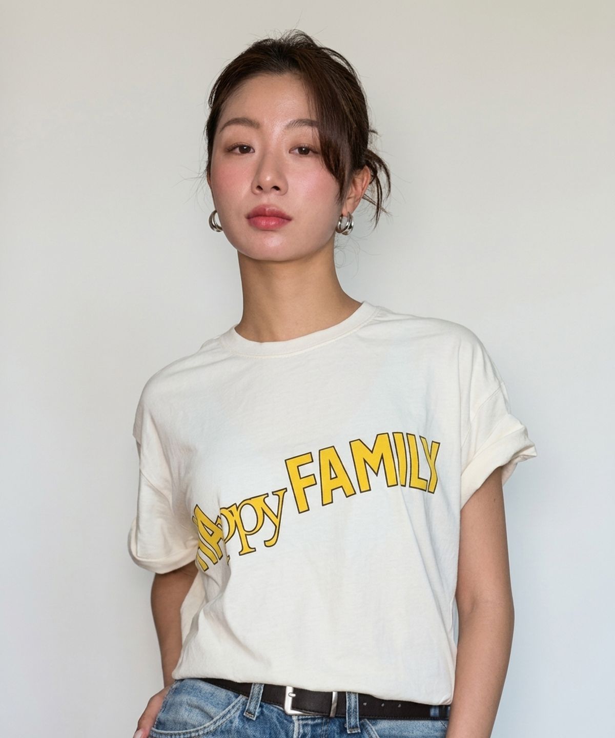 유니버스 가먼트(UNIVERSE GARMENT) Happy 패밀리 크롭 티셔츠_IVORY