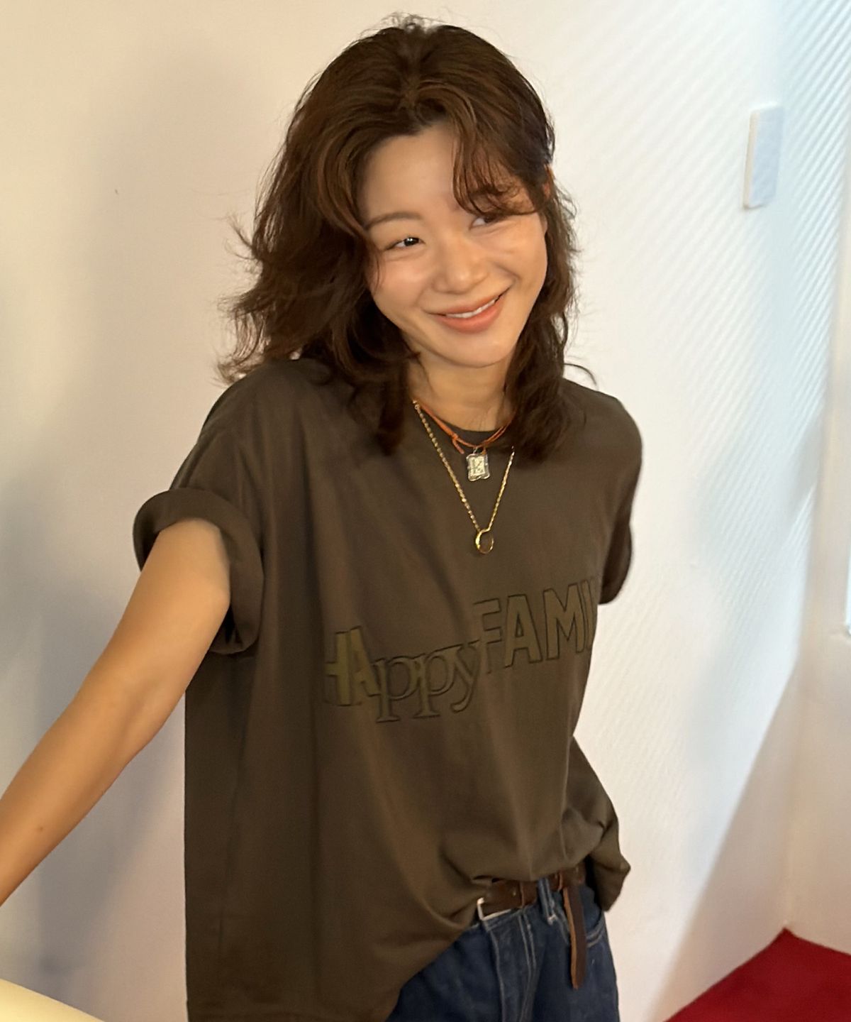 유니버스 가먼트(UNIVERSE GARMENT) Happy 패밀리 크롭 티셔츠_BROWN