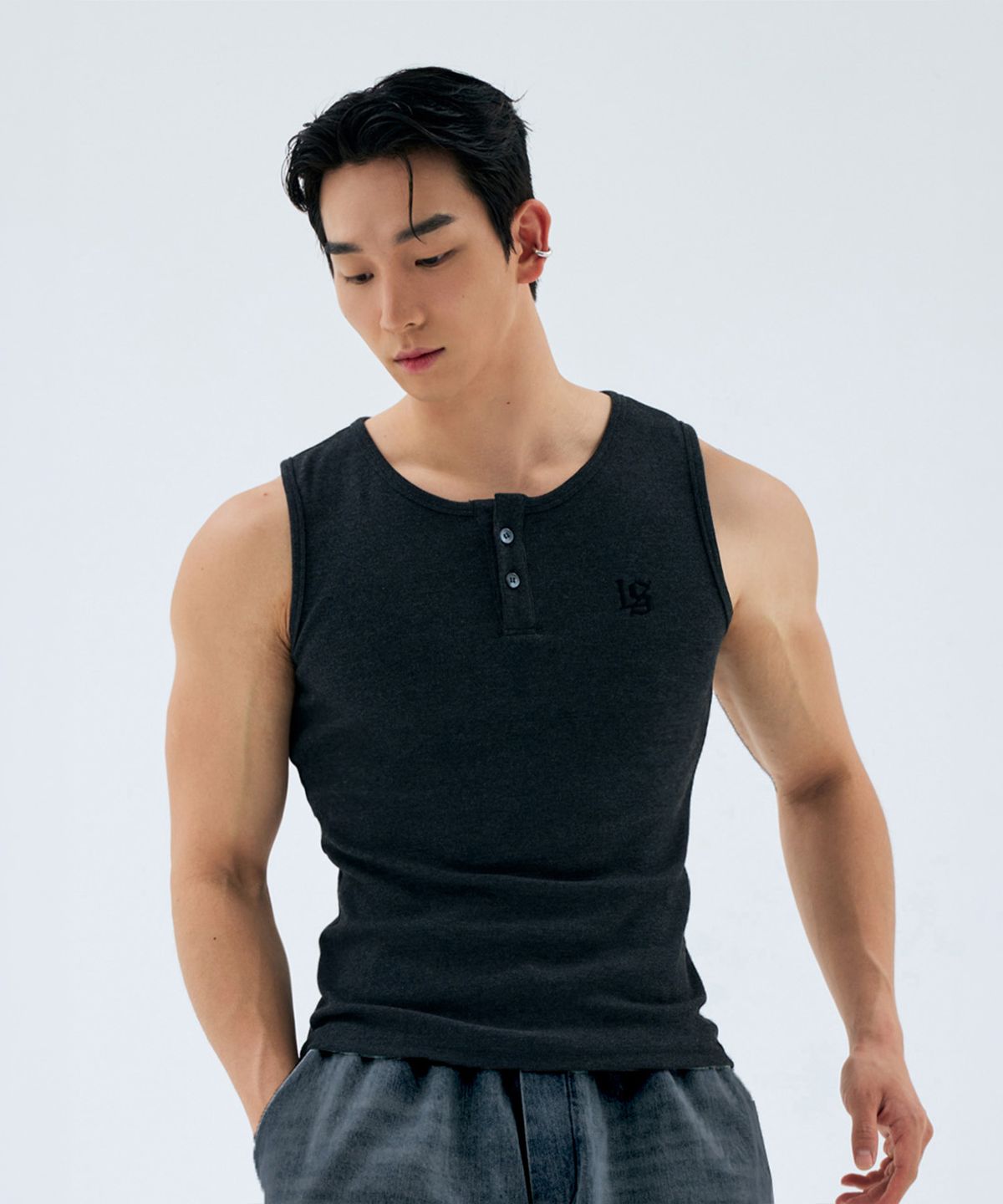 르바세(LEVASSE) Ribbed Henley Muscle Tank_ Charcoal