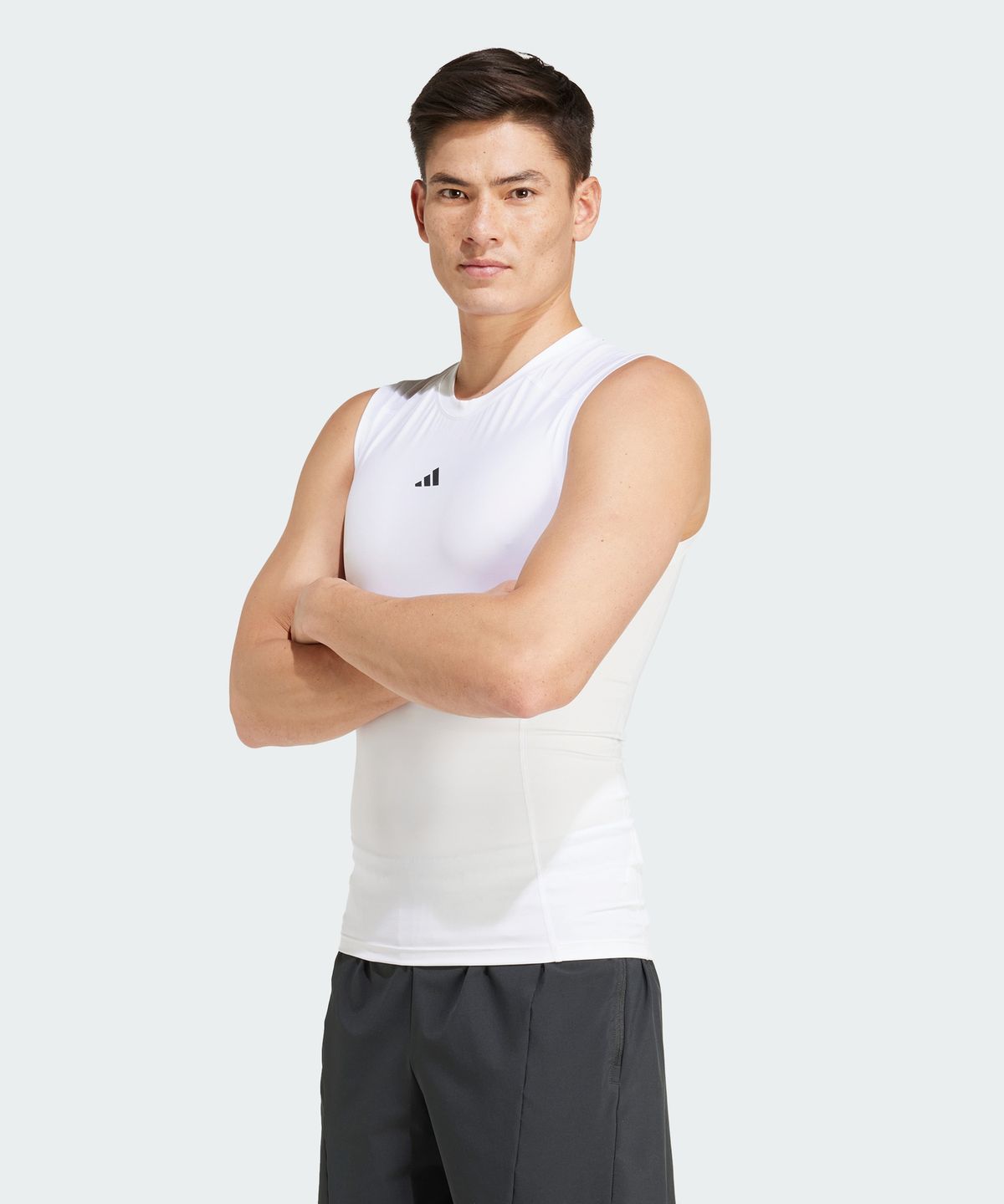 아디다스(ADIDAS) 테크핏 컴프레션 트레이닝 슬리브리스 티셔츠 JE6695