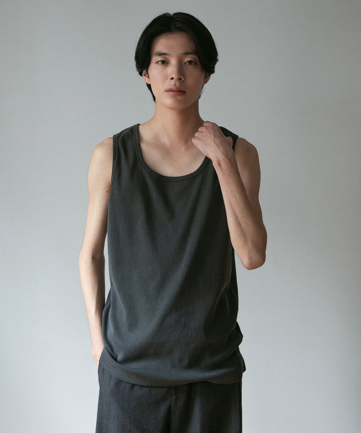 어나더 오피스(ANOTHER OFFICE) Dyed Ribbed Scoop Neck Tank (Charcoal)