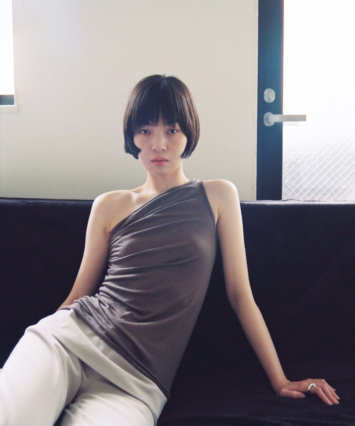 모링가(MORINGA) One Shoulder Cut Off Top Brown